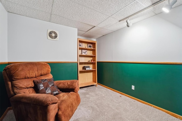 living area featuring carpet floors, a drop ceiling, visible vents, and baseboards