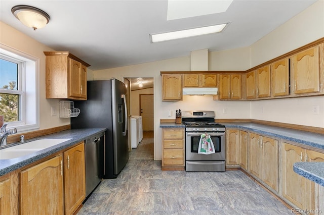 kitchen featuring sink, stainless steel appliances, and lofted ceiling