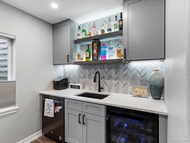 6832 Sequoia St, Frederick, CO 80530 - indoor wet bar featuring beverage cooler, dishwashing machine, and backsplash