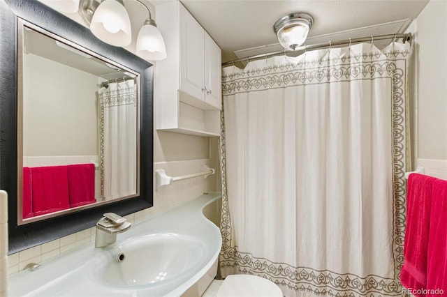 1020 15th St Unit 16A, Denver, CO 80202 - bathroom featuring toilet, a sink, and curtained shower