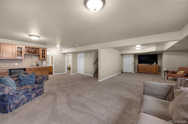 carpeted living room with indoor wet bar and a textured ceiling