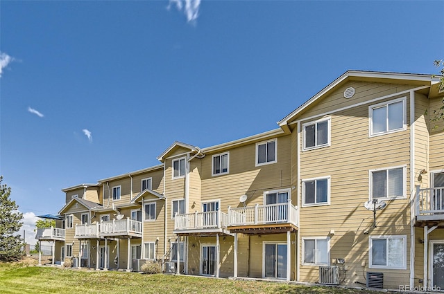 3200 S Federal Blvd Unit 5, Denver, CO 80236 - back of house featuring a yard
