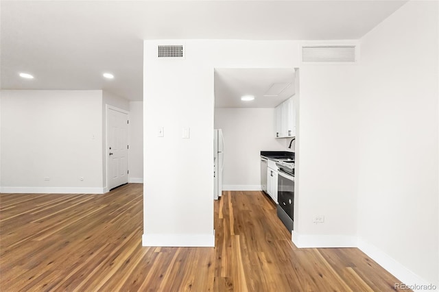 kitchen with visible vents, white cabinets, appliances with stainless steel finishes, and a sink