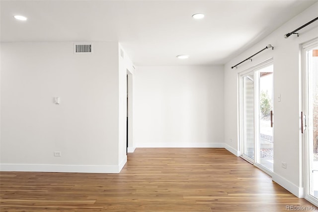 unfurnished room featuring recessed lighting, visible vents, baseboards, and light wood-style flooring