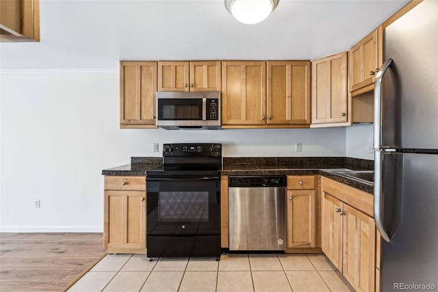 kitchen featuring ornamental molding, stainless steel appliances, sink, and light tile patterned floors