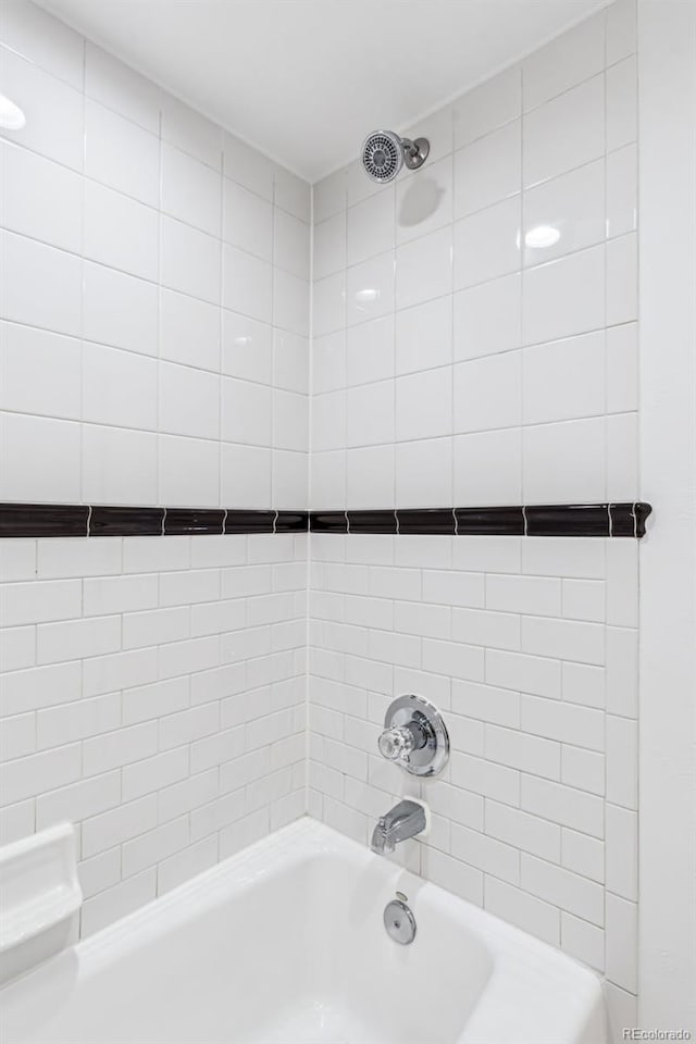 bathroom featuring tiled shower / bath combo