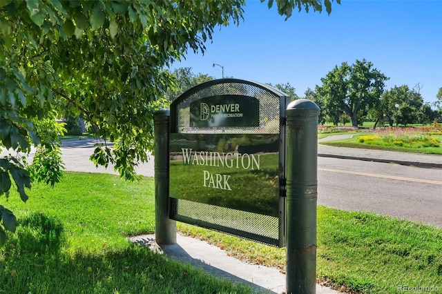 community / neighborhood sign featuring a yard