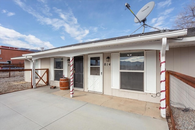 property entrance featuring a porch