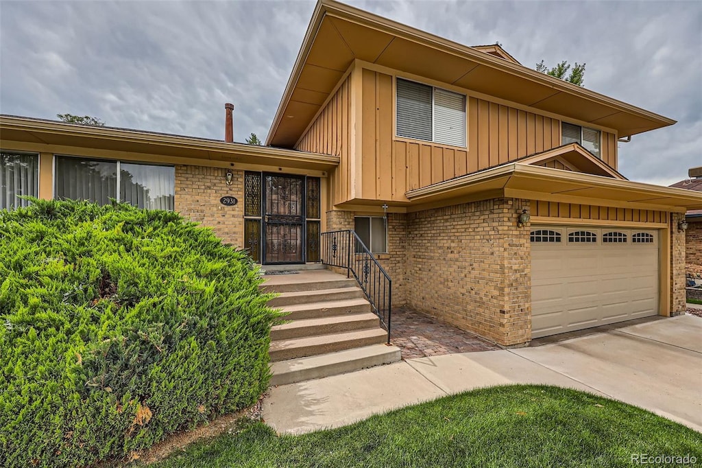 view of front of house featuring a garage