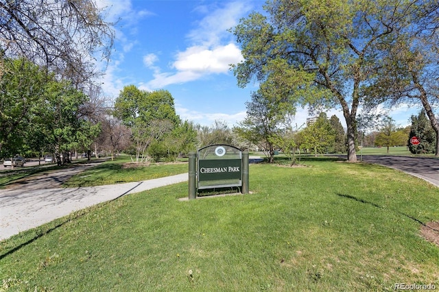 view of property's community featuring a lawn