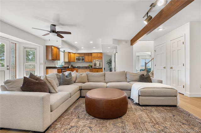 living room featuring light wood-style floors, baseboards, a ceiling fan, and recessed lighting