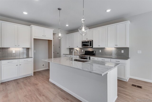 13502 E 100th Ave, Commerce City, CO 80022 - kitchen with stainless steel appliances, a sink, baseboards, backsplash, and recessed lighting