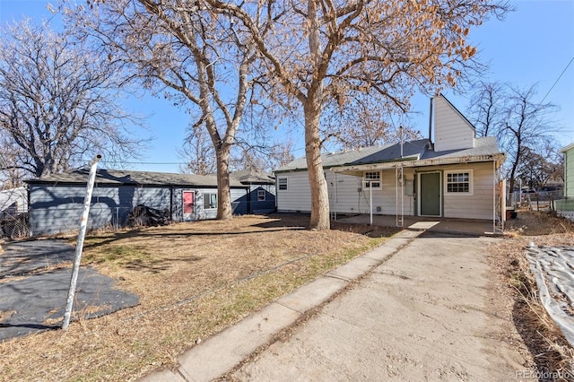 view of front of property with covered porch and aphalt driveway