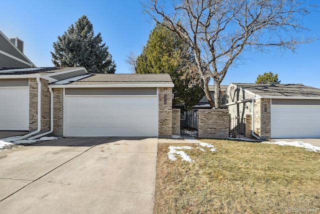 view of front of property featuring a front lawn