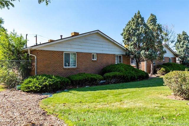 view of side of property featuring a lawn