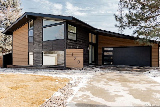 view of front of home featuring a garage and driveway