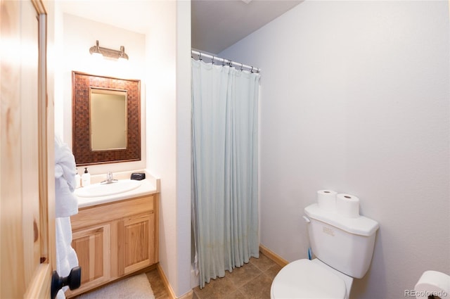 full bathroom with vanity, baseboards, toilet, and a shower with shower curtain