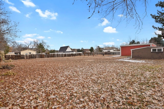 view of yard with an outbuilding