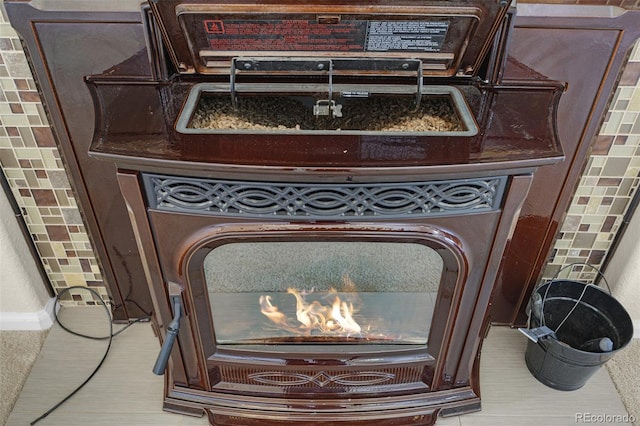 room details featuring backsplash