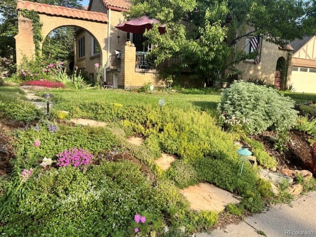 view of yard with a garage