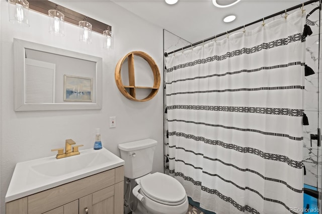 full bathroom featuring toilet, a shower with curtain, and vanity