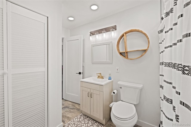 bathroom featuring toilet, vanity, curtained shower, recessed lighting, and baseboards