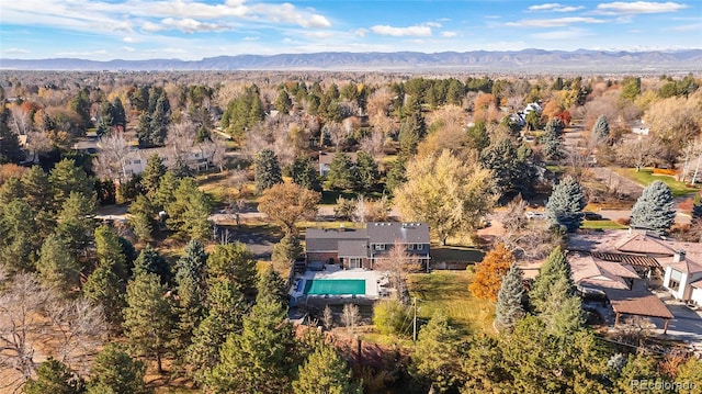 birds eye view of property featuring a mountain view