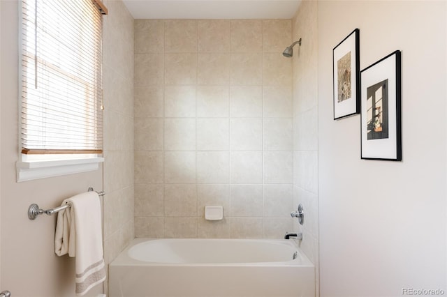 bathroom featuring tiled shower / bath combo