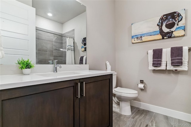 bathroom featuring a shower with curtain, vanity, and toilet