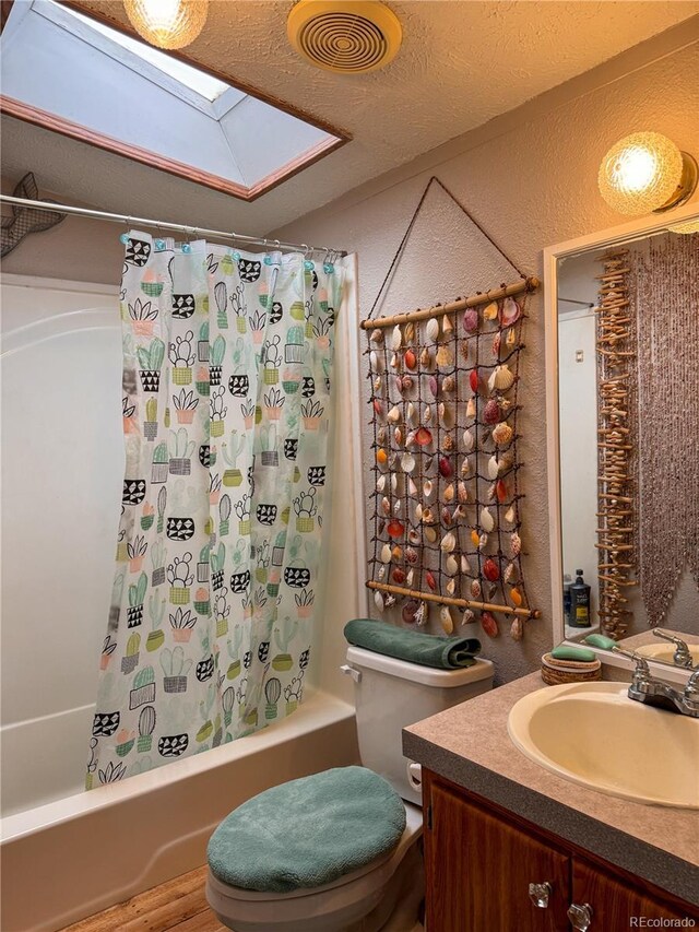 312 Ceratosaurus Cir, Dinosaur, CO 81610 - bathroom with visible vents, shower / bath combo with shower curtain, a skylight, vanity, and a textured wall