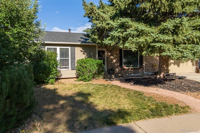 1246 S Telluride St, Aurora, CO 80017 - obstructed view of property featuring driveway, a front lawn, and an attached garage