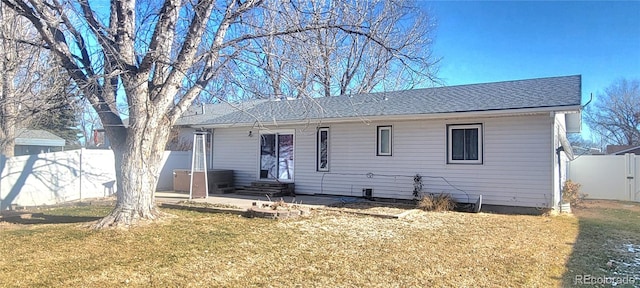 view of front of home with a front lawn