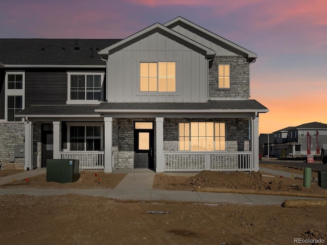 view of front of property featuring covered porch