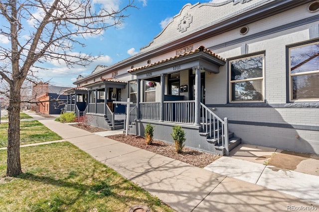 view of front of property with a front lawn