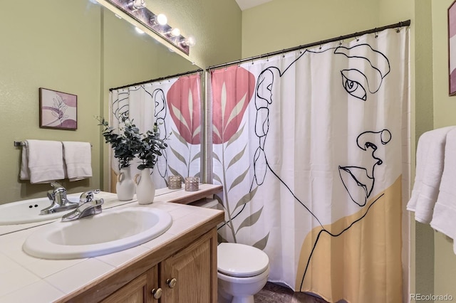 full bathroom featuring a shower with curtain, vanity, and toilet