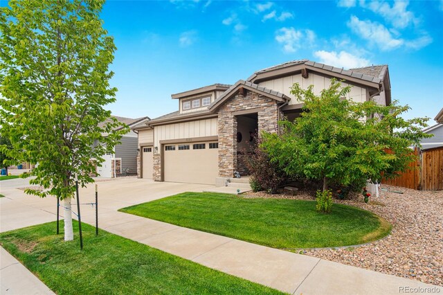 view of front of property featuring a front yard