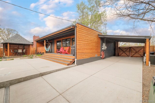 view of front of house with a porch and driveway