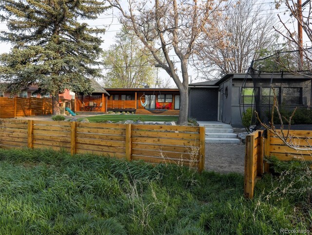 view of front facade with a fenced front yard