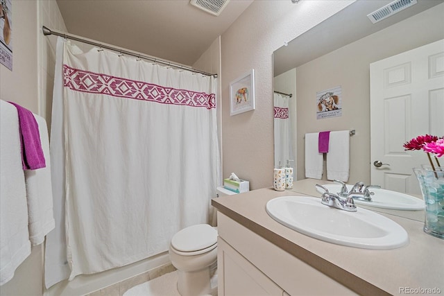 full bath featuring vanity, a shower with shower curtain, toilet, and visible vents