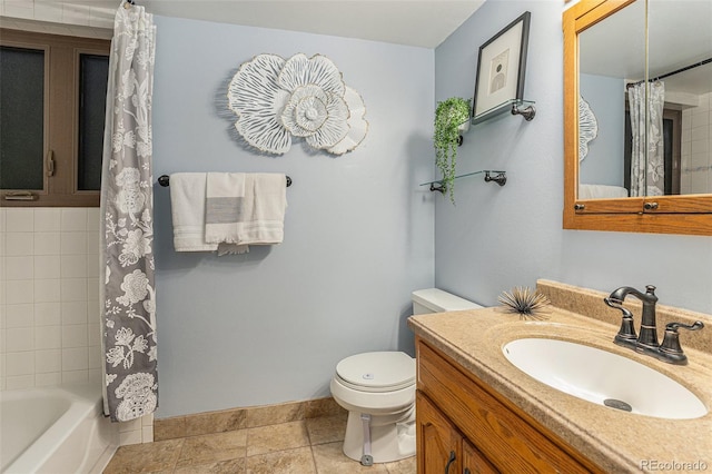 full bathroom featuring toilet, baseboards, shower / tub combo with curtain, and vanity