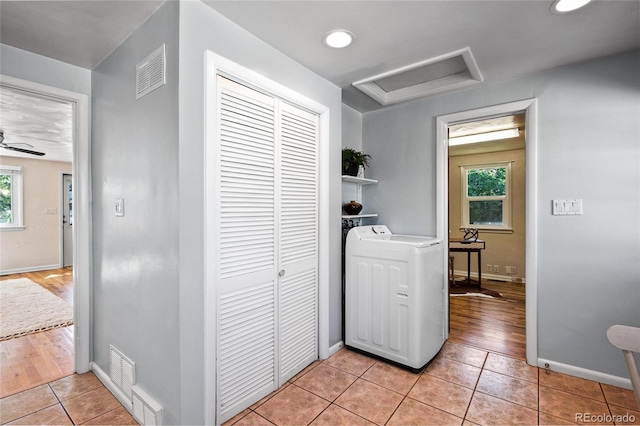 laundry room with washer / clothes dryer, a healthy amount of sunlight, ceiling fan, and light tile patterned flooring