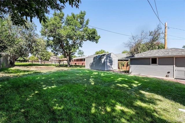 view of yard featuring a storage shed