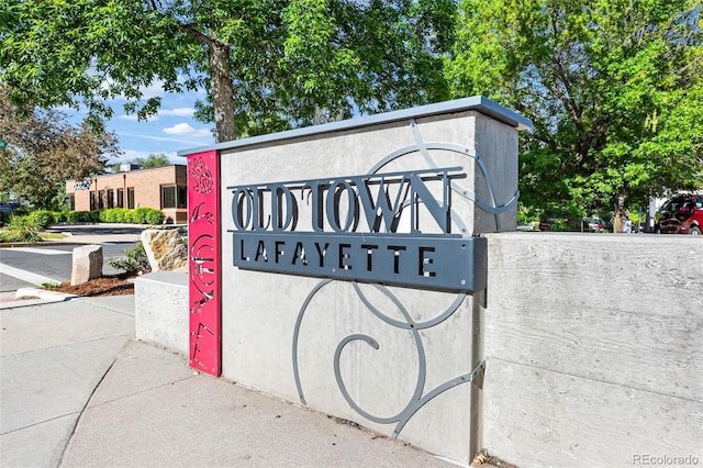 view of community / neighborhood sign