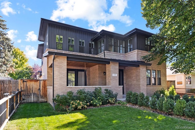 view of front facade featuring a front lawn