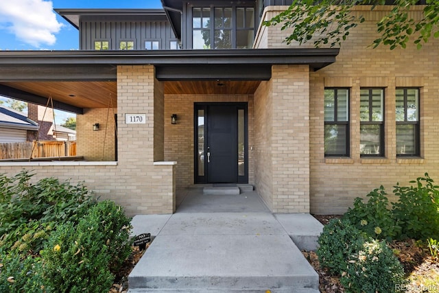 property entrance featuring a porch