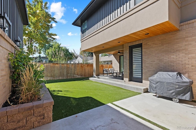 view of yard featuring a patio area