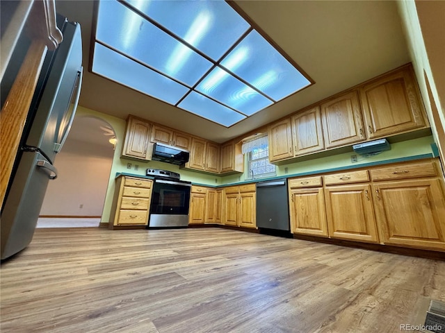 280 Raven Hills Rd, Colorado Springs, CO 80919 - kitchen with visible vents, light wood-style floors, baseboards, arched walkways, and appliances with stainless steel finishes