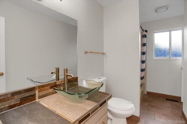1010 Vondelpark Dr, Colorado Springs, CO 80907 - bathroom featuring vanity and shower / bath combo