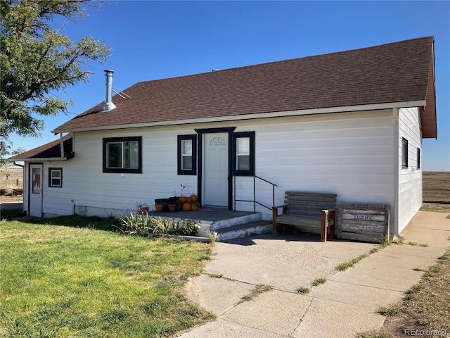 single story home with a front lawn