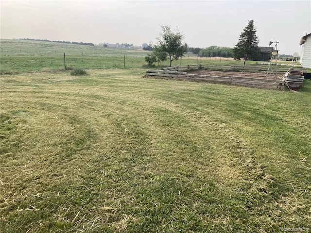 view of yard featuring a rural view